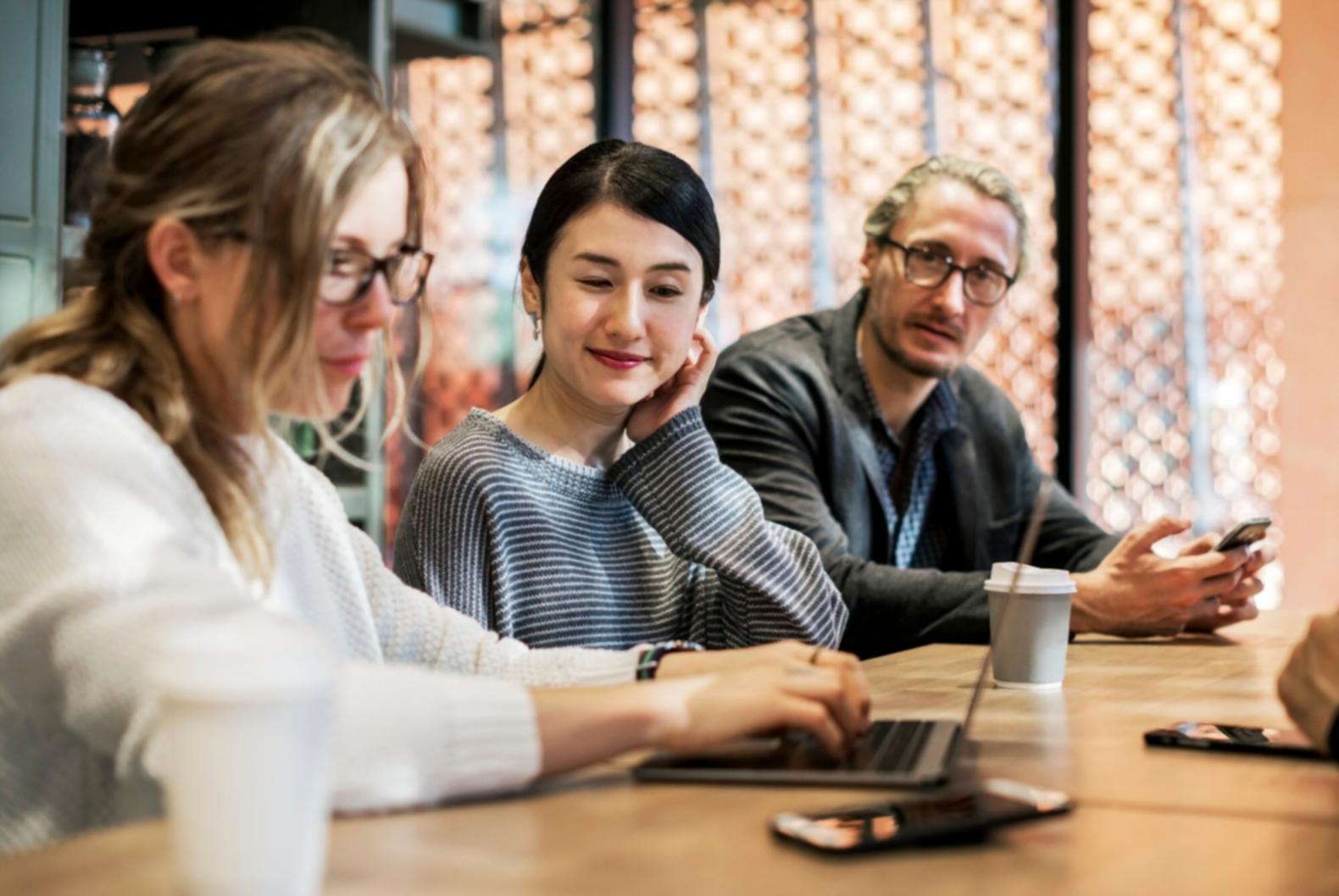 Equipo trabajando en análisis financiero colaborativo