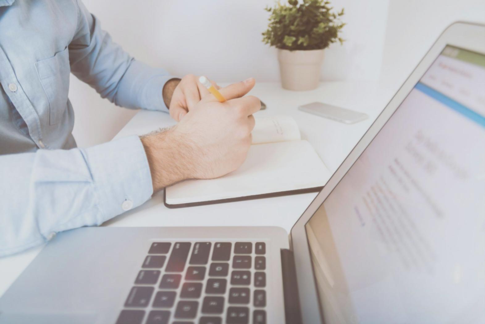 Ambiente profesional de aprendizaje financiero con estudiantes trabajando en análisis de datos